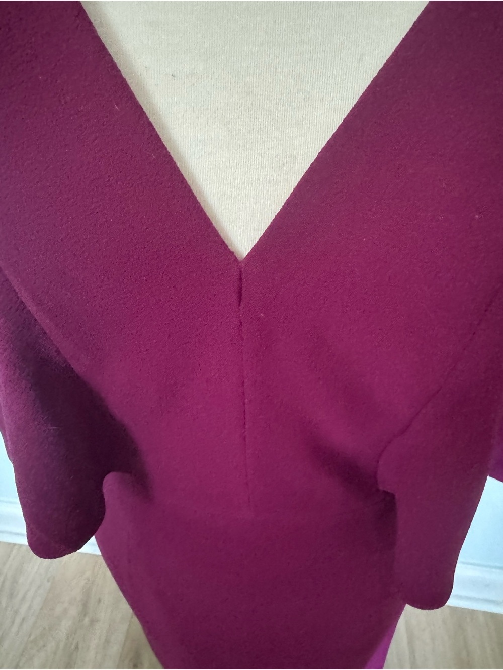 Dress the Population butterfly Plum V-Neck Midi Dress. - Picture 4 of 5